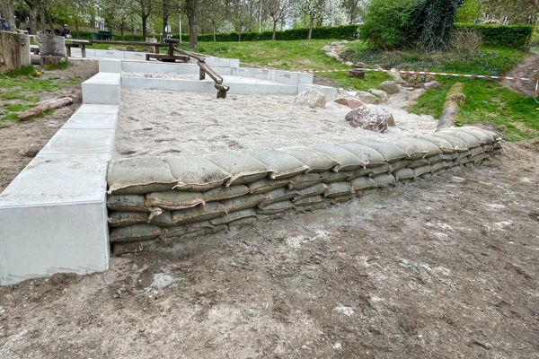 Een robuuste muur uit beton-jute zakken