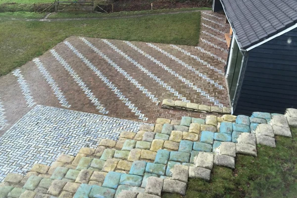 De gestapelde zakken in betonnen vorm