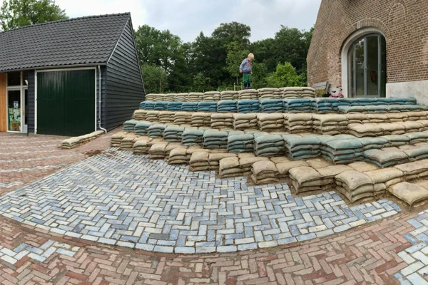 Aanzicht tribune van jute zakken 