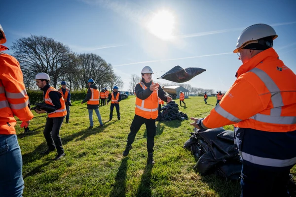 Zandzakken die door het overgooien efficiënt worden verplaatst