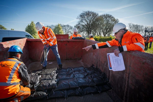 container vol met gevulde zandzakken