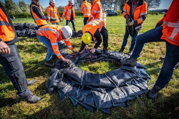 oefening hoe hoogwater wordt tegengehouden door zandzakken vangeovilt